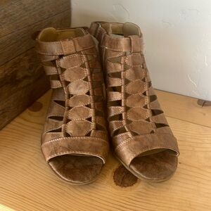 Naturalizer Women’s Sandals Booties Heels brown size 8 cutout